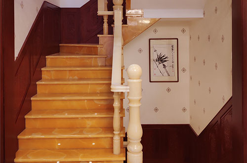 武进中式别墅室内汉白玉石楼梯的定制安装装饰效果